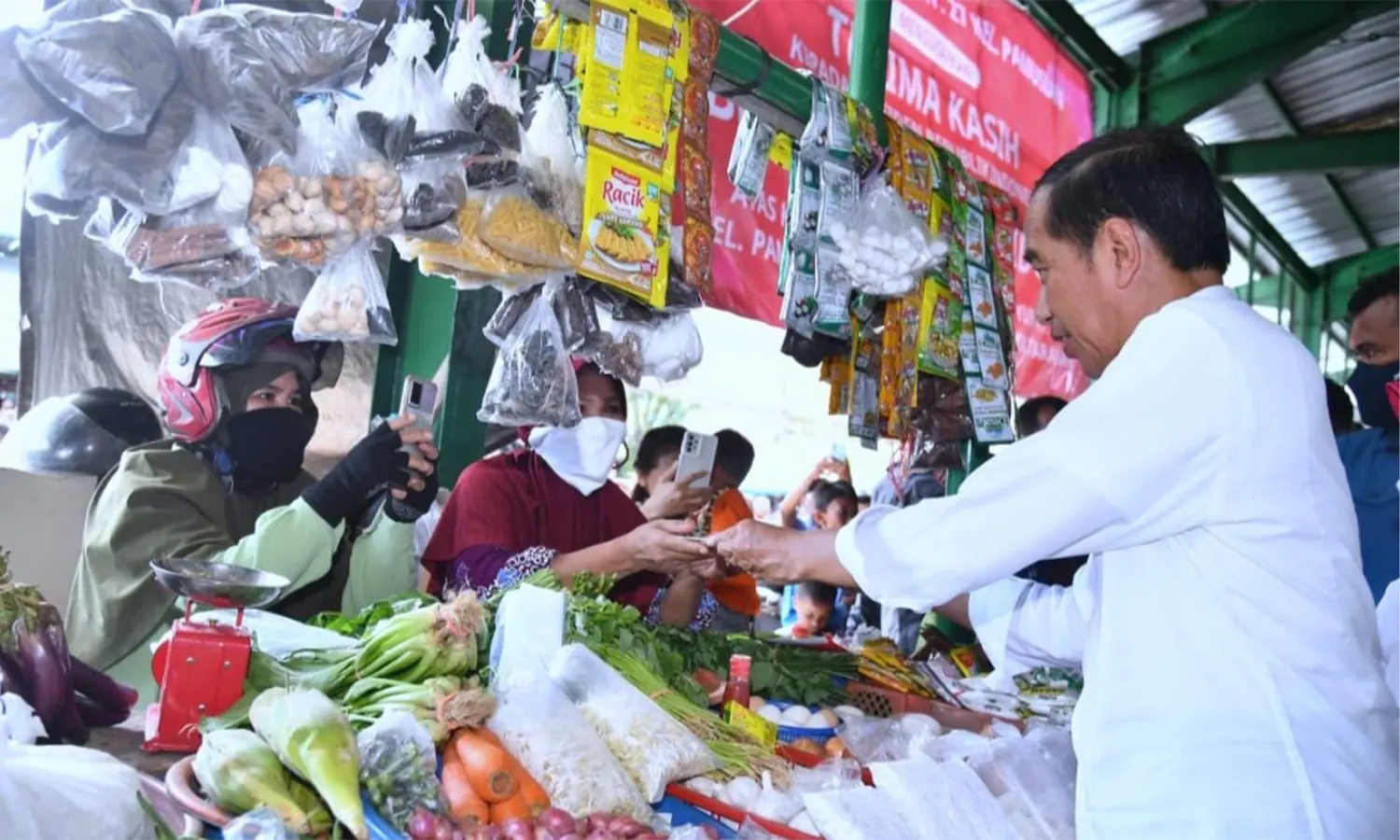 Jokowi Klaim Pasokan Bahan Pangan Jelang Lebaran Tahun Ini Aman