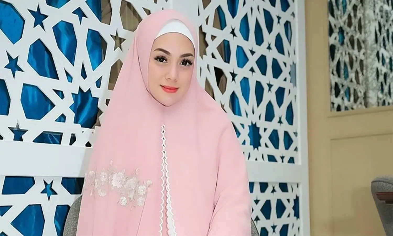 Memeluk Agama Katolik, Keluarga Celine Evangelista Ajarkan Dua Putranya Salat Tarawih