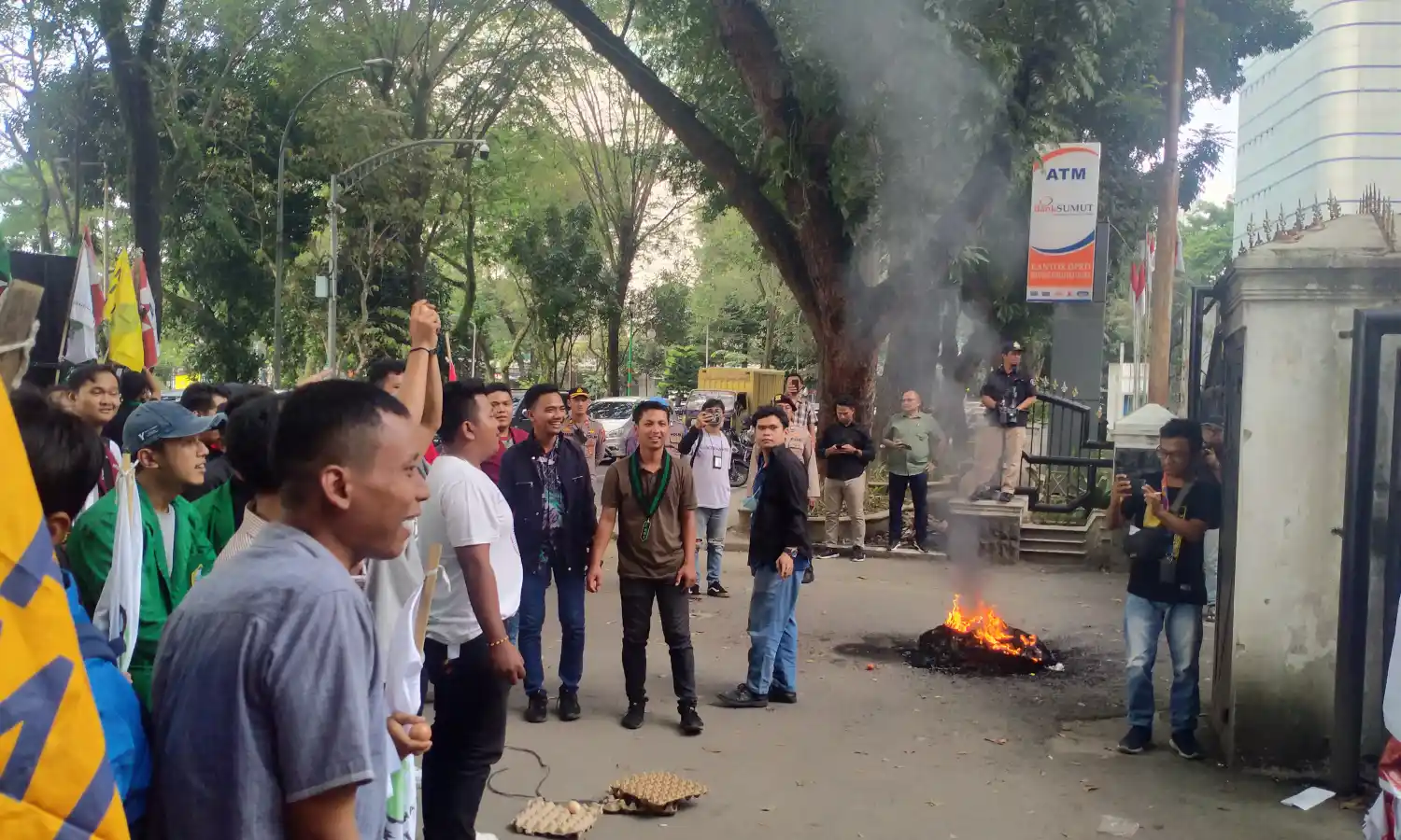 Cipayung Plus Lempar Telur dan Tomat ke Gedung DPRD Sumut Saat Demo Tolak Perpu Cipta Kerja, Ini Sebabnya