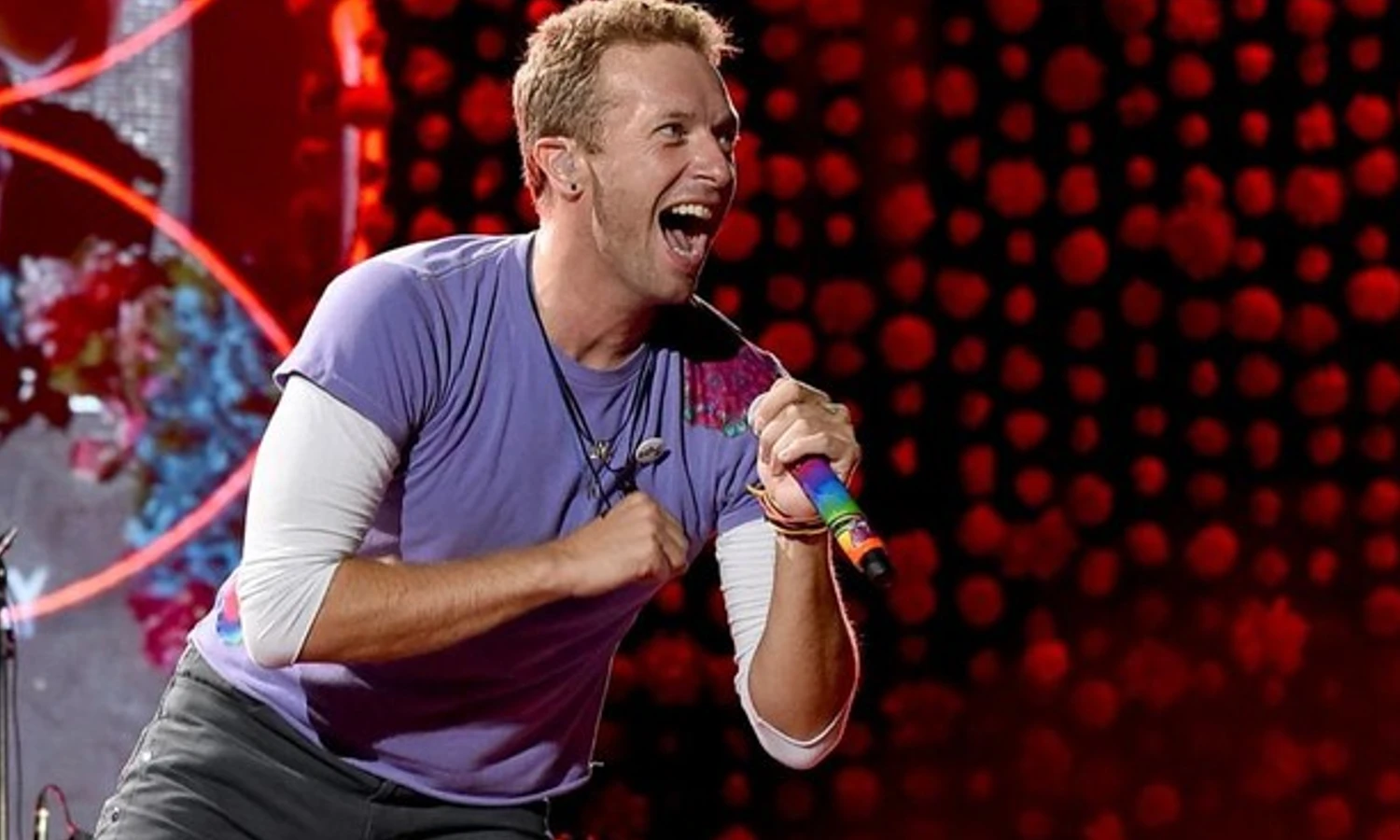 Chris Martin Alami Infeksi Paru Serius, Coldplay Tunda Konser