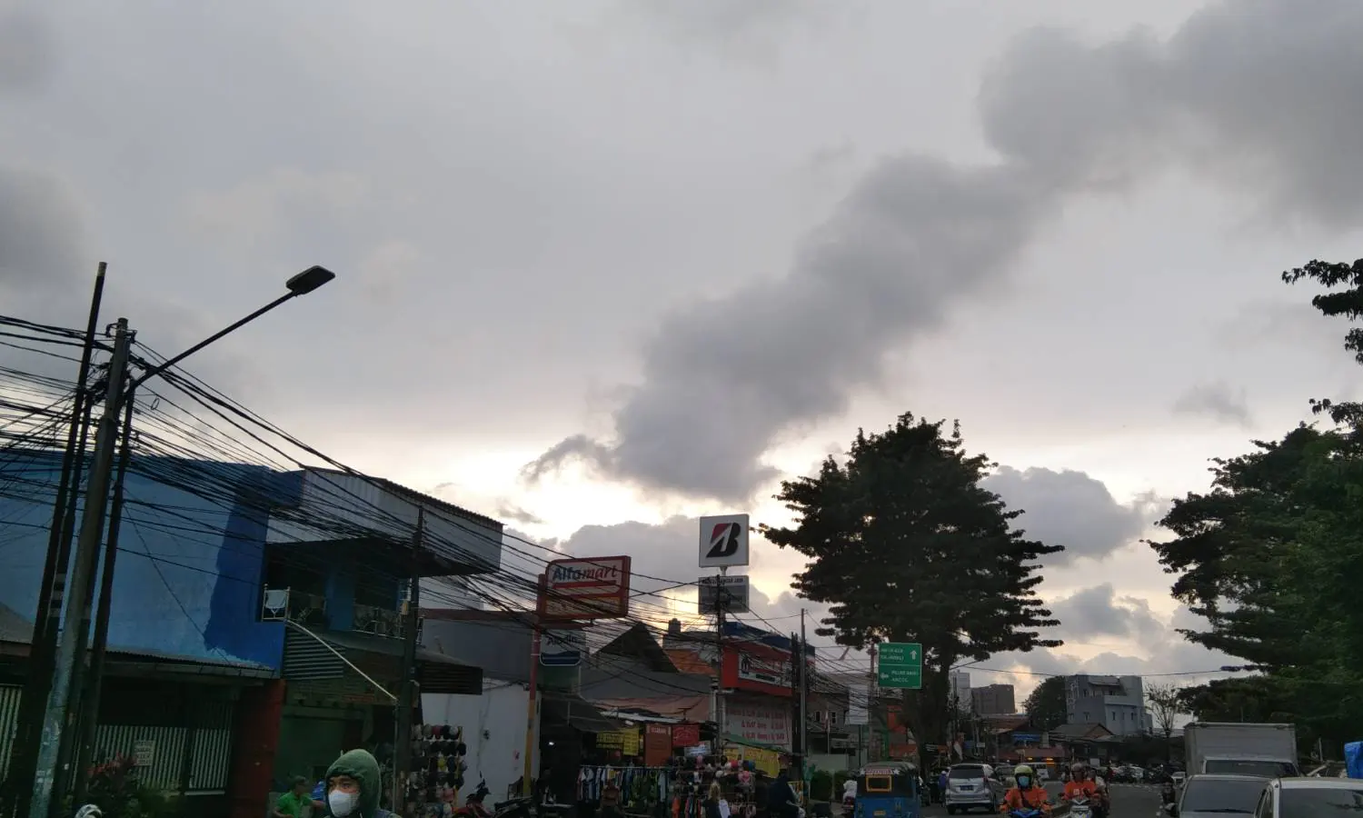Prakiraan Cuaca DKI Jakarta 26 April: Hujan Mengguyur Malam Hari