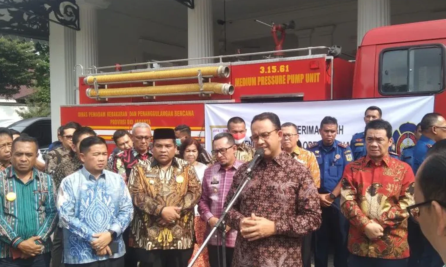 Anies Berikan 14 Mobil Damkar ke Sejumlah Daerah