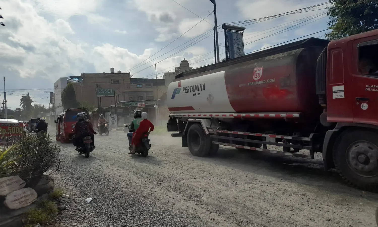 Jalan Ade Irma Suryani Pematang Siantar Diperbaiki,Â Krikil Ditabur dan Debu Beterbangan