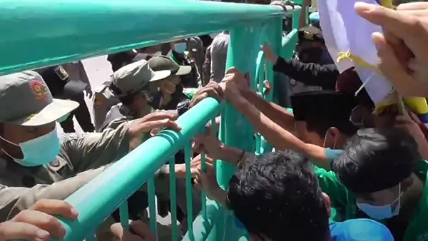 Demo Tolak PPKM di Medan