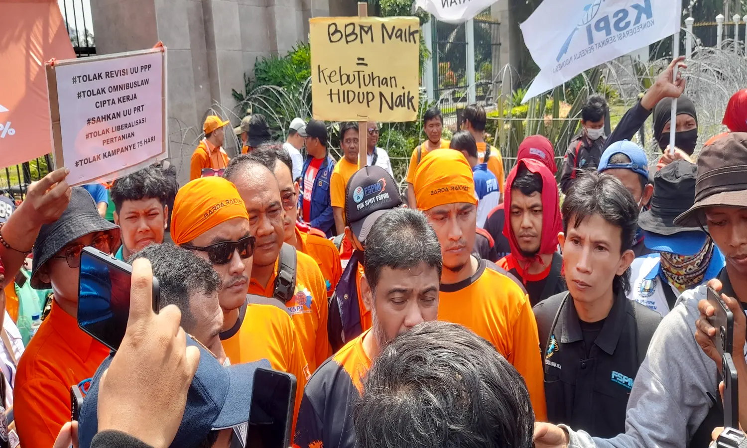 Jelang Demo Tolak BBM Naik, Kawat Berduri Dipasang di Depan Gedung DPR