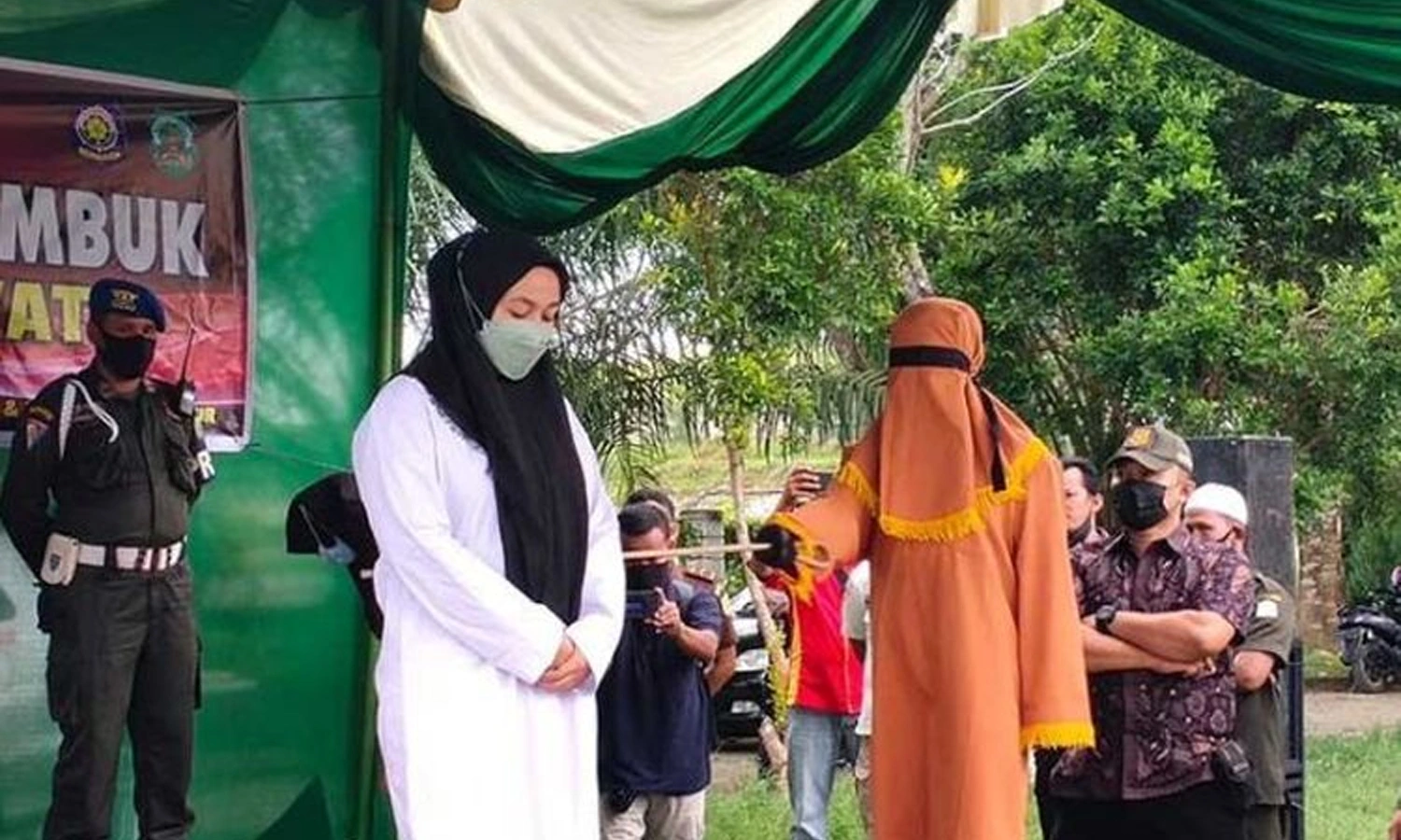 Melanggar Syariat Islam, Mantan Pejabat di Aceh Timur Dihukum Cambuk 15 Kali