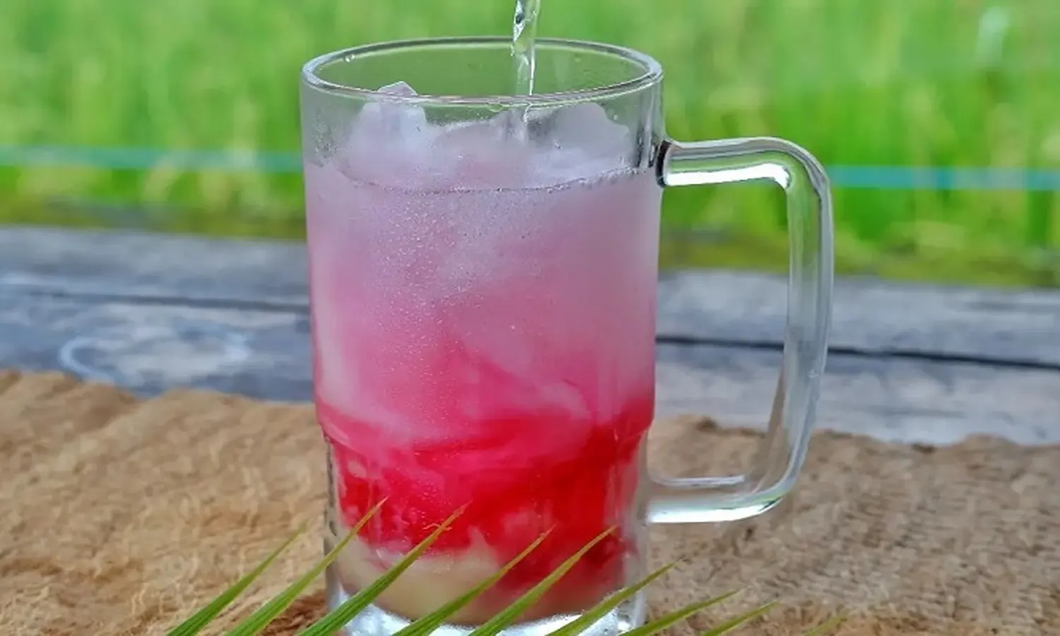 Resep Es Soda Gembira, Minuman Penghilang Dahaga yang Super Segar