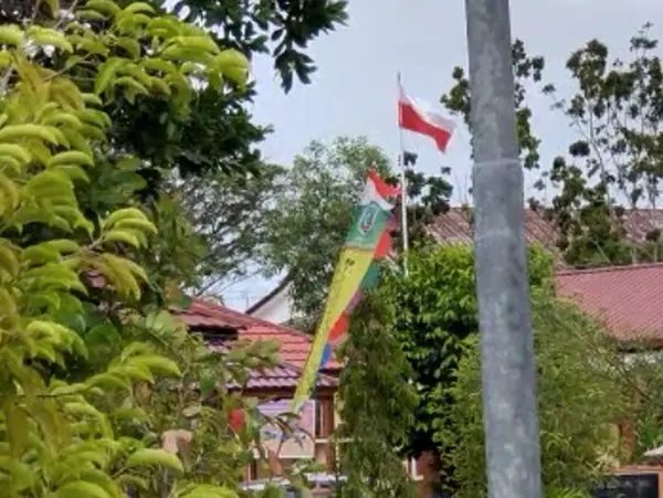 Sama Seperti Aceh, Salah Satu Kantor Disdik di Babel Pasang Bendera Terbalik