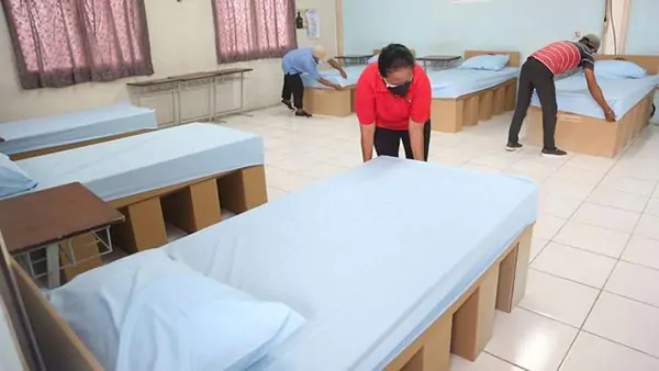 Tempat Tidur di Gedung Isolasi Surabaya Terbuat dari Kardus