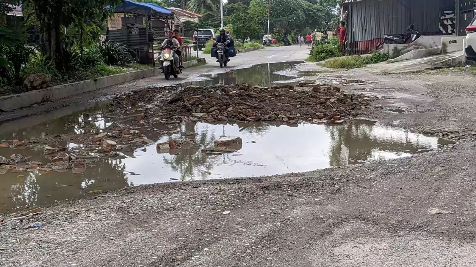 Jalan TB Simatupang Pematang Siantar Memprihatinkan, Warga Tutup Lubang dengan Tanah dan Pasir