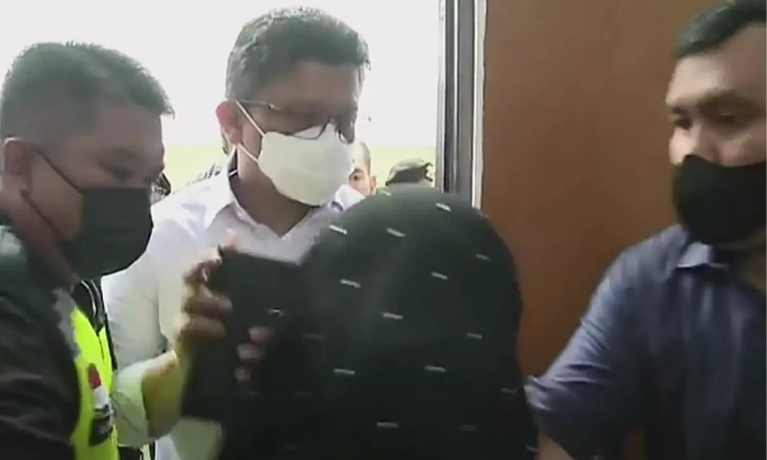 Ferdy Sambo Tepis Penggemar yang Hendak Memeluk