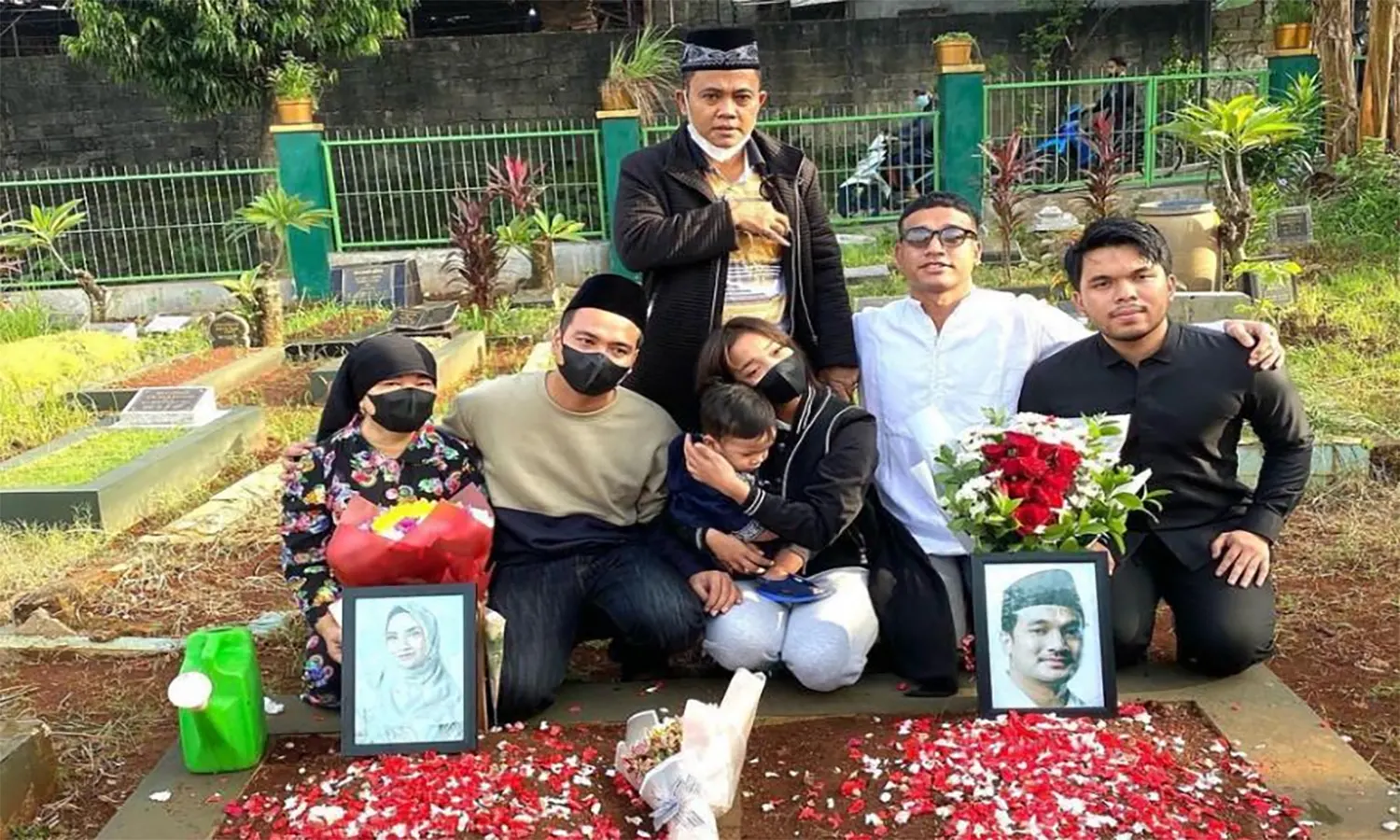 Bagaikan Keluarga Sendiri, Thariq Halilintar bersama Keluarga Fuji Ziarah ke Makam Vanessa dan Bibi