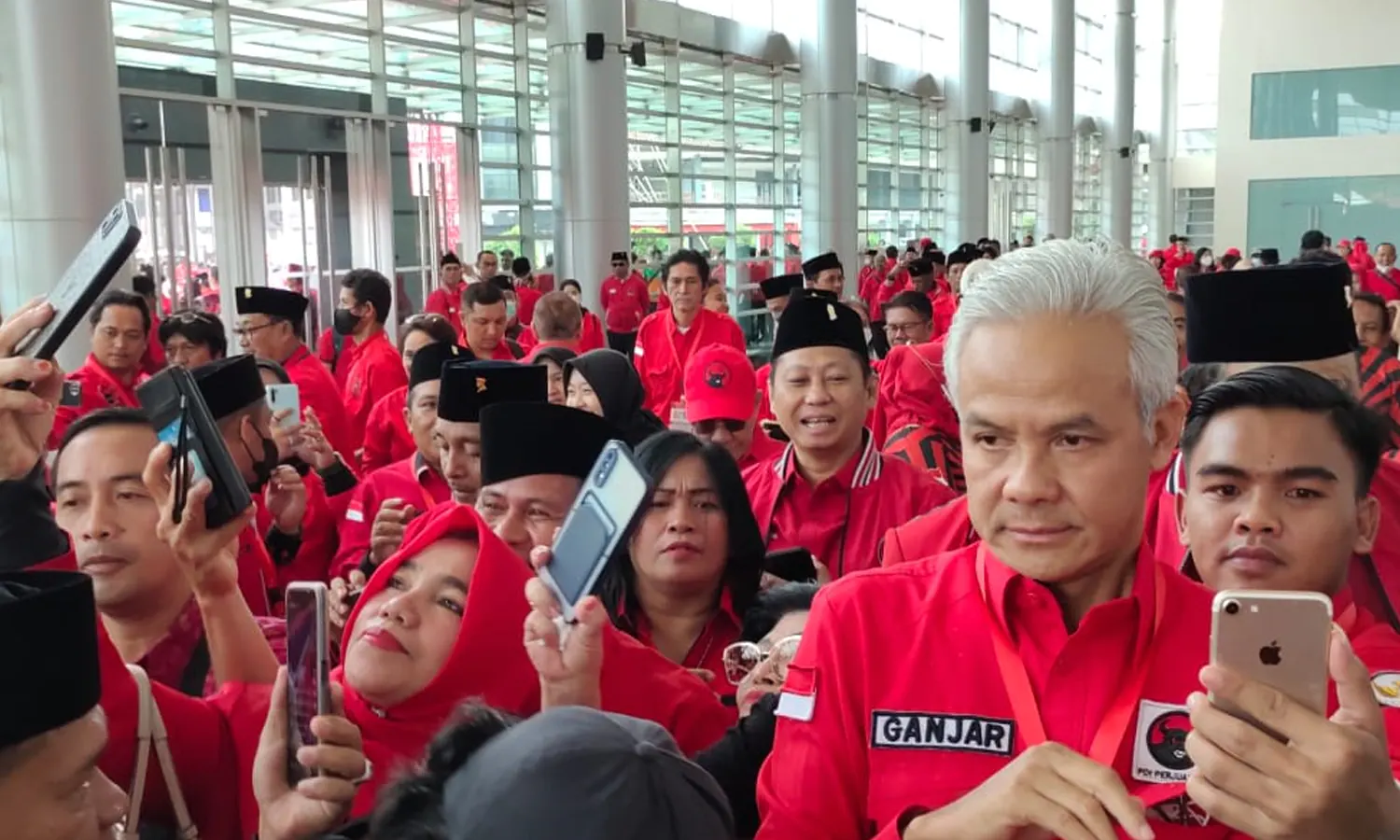Ganjar Hadiri HUT PDIP ke-50, Pertanda diusung PDIP?