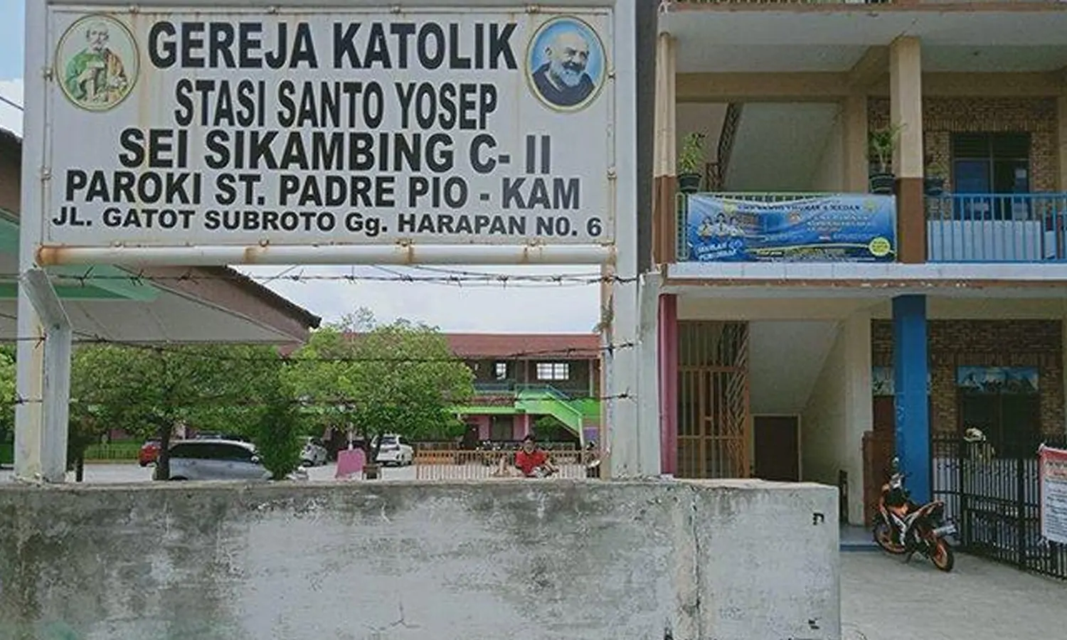 Pria Berpakaian Ojol Memaksa Masuk ke Gereja Saat Ibadah Jumat Agung