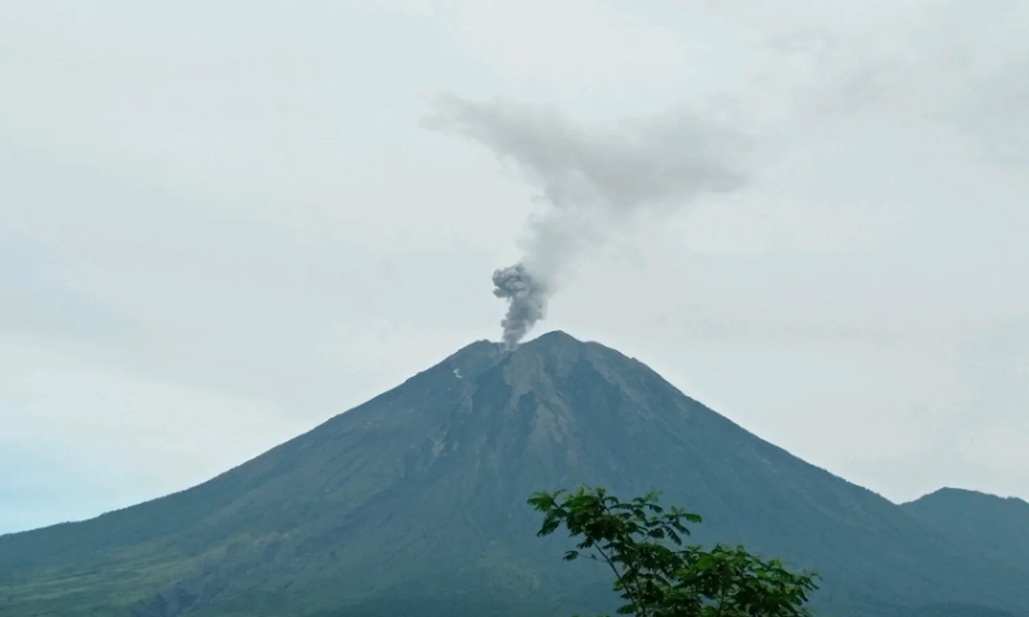Gunung Semeru Erupsi, Masyarakat Diminta Waspadai Awan Panas