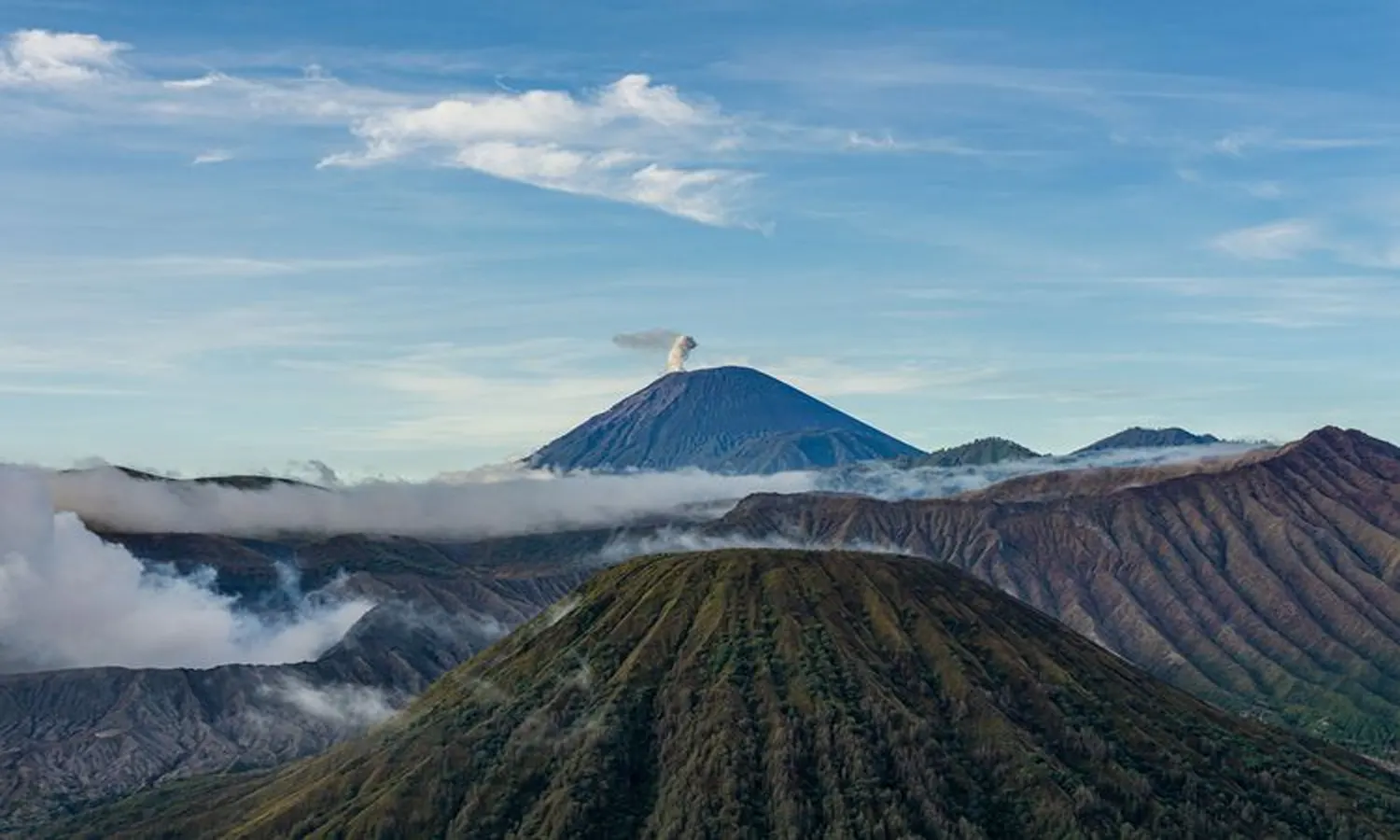 7 Gunung Tertinggi di Pulau Jawa, Top 1 Ketinggiannya 3.432 MDPL!