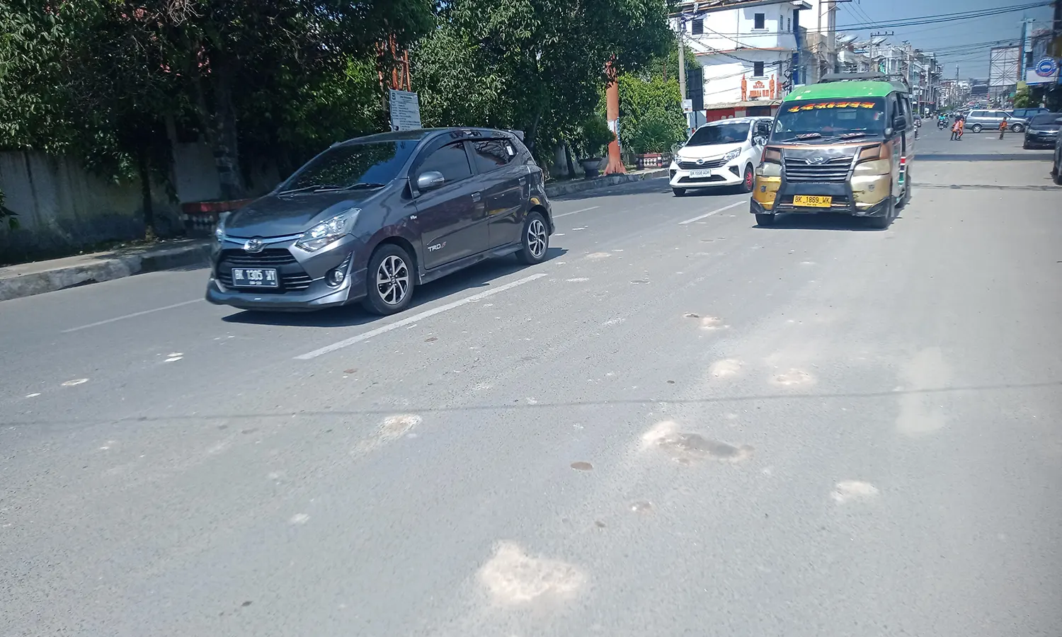 Debu dan Puing Sisa Material Pembangunan Gedung Merdeka Berserakan di Jalan, Pengamat: Kontraktor dan Pemko Pematang Siantar Harus Tanggung Jawab!