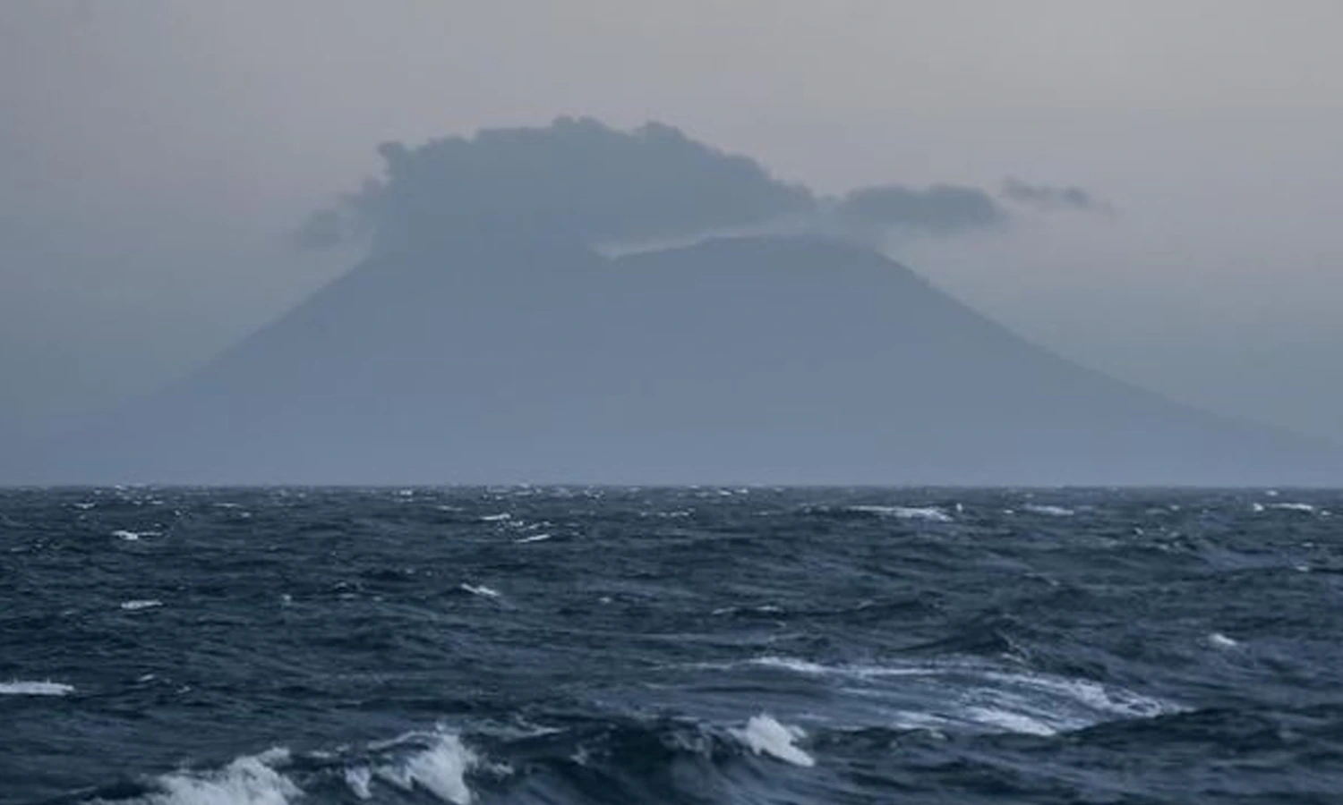 Gunung Anak Krakatau Muntahkan Abu Vulkanik
