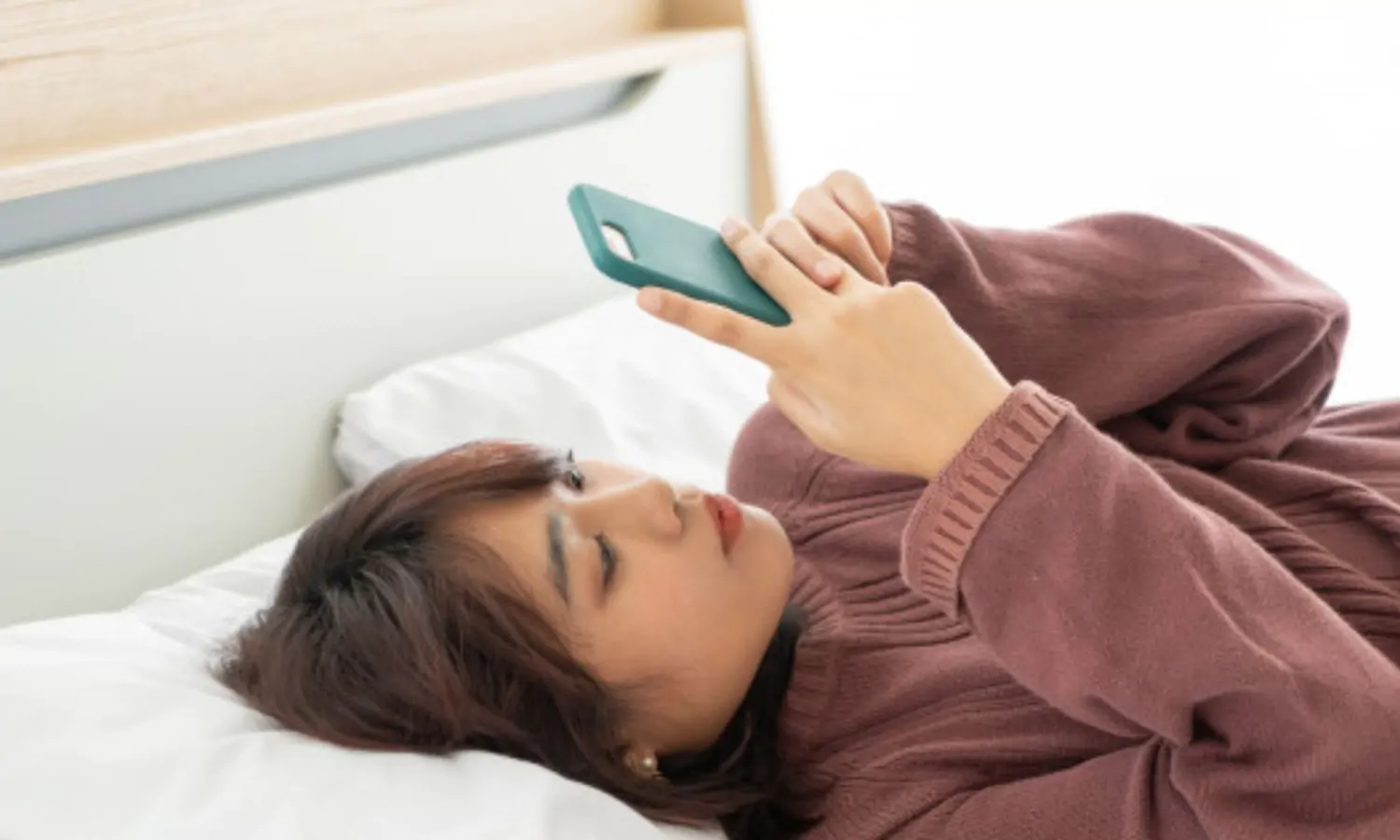 Sering Bawa Hp Saat Tidur, Ini Dampak Buruknya