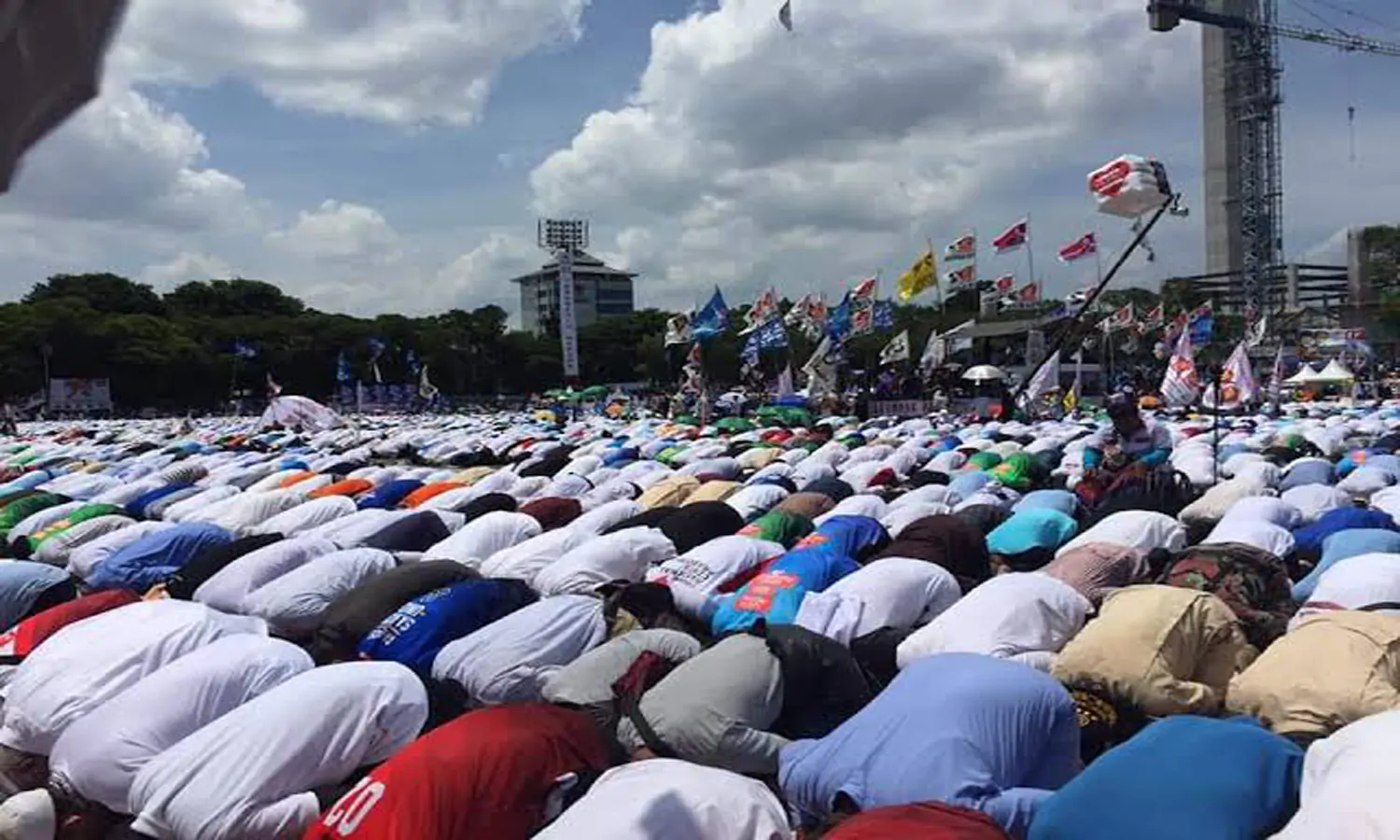 Pemko Medan Shalat Idul Adha di Jalan Krakatau