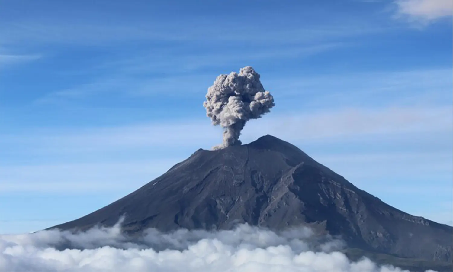 Gunung Kerinci Erupsi Disertai Gempa Tremor Hari Ini