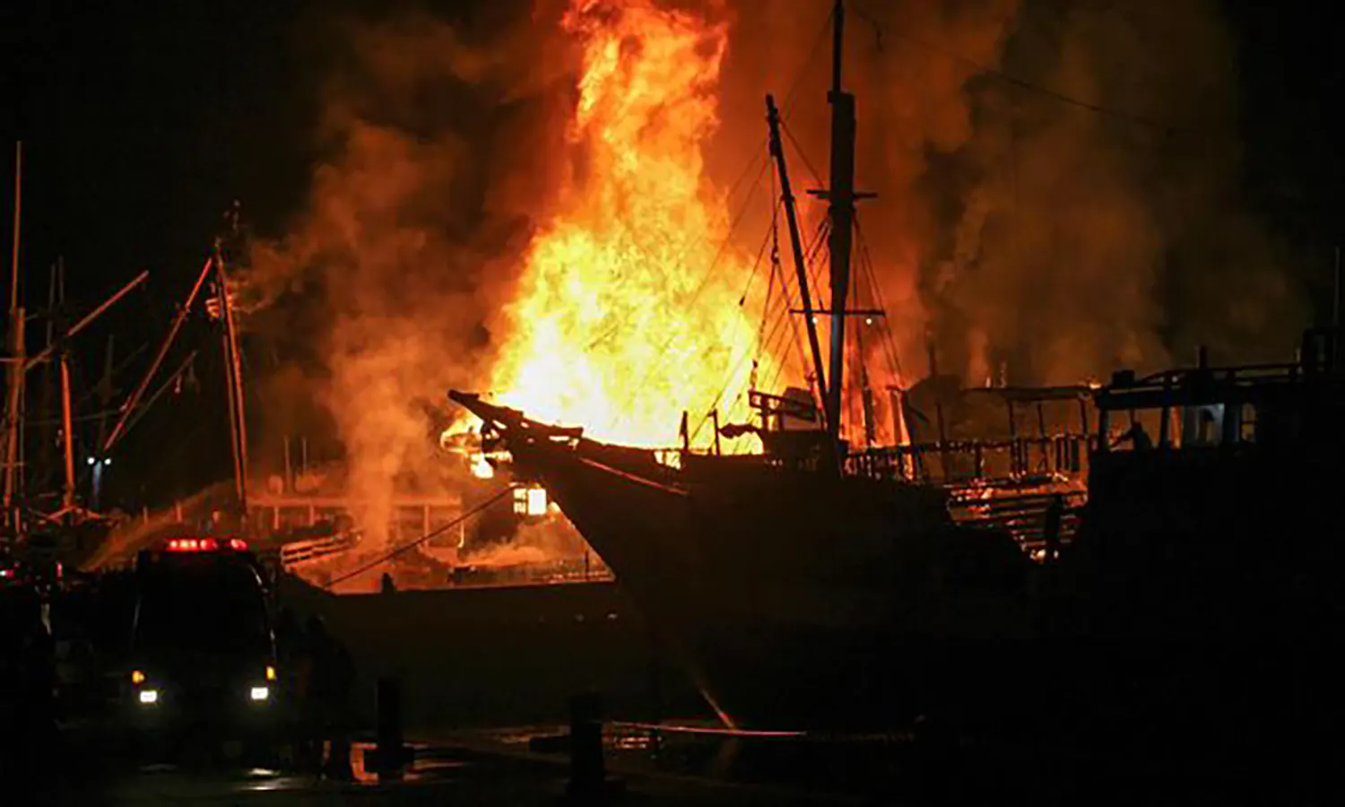 KLM Aven Selon 03 Mengangkut Ribuan Tabung LPG Terbakar di Perairan Sumenep