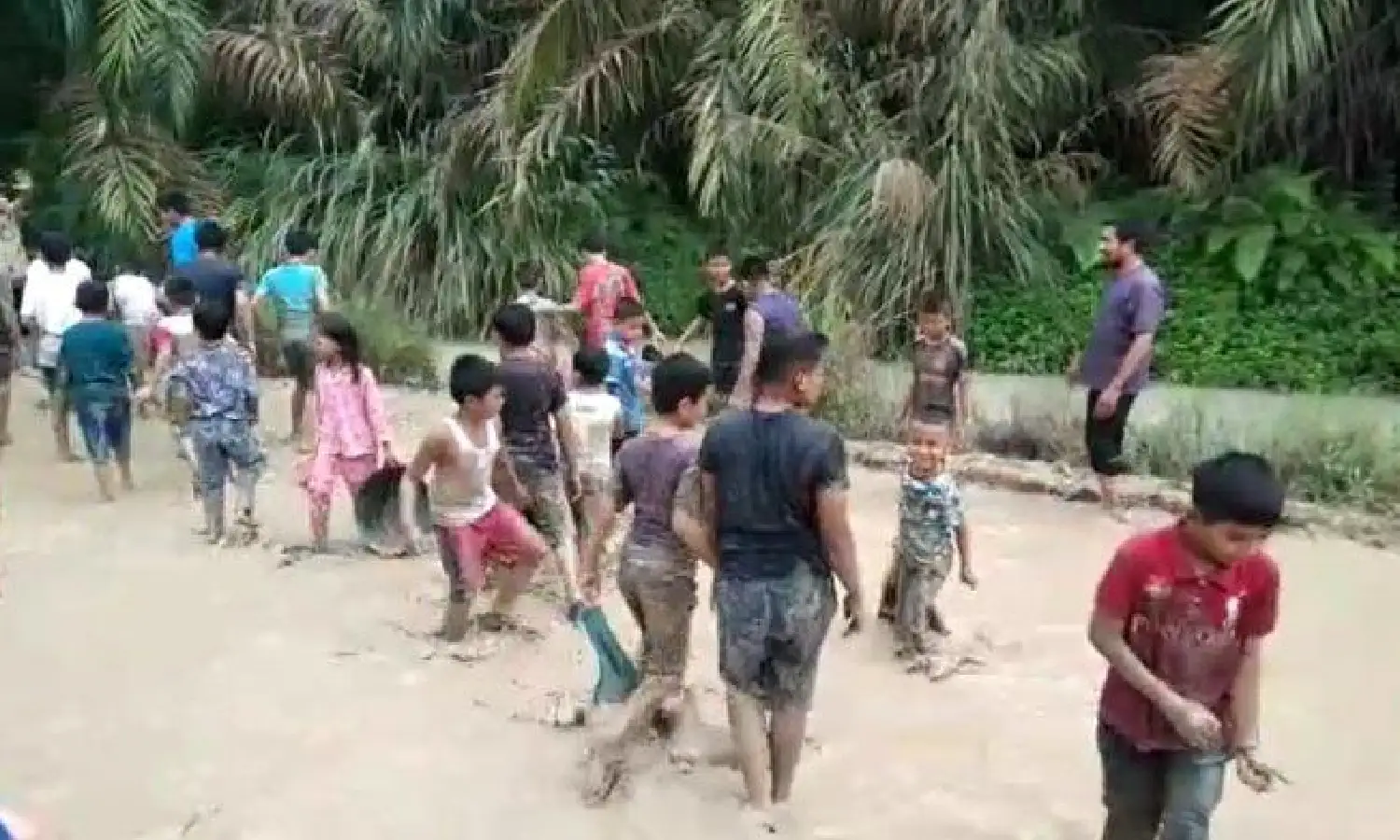 Jalan Rusak Dibiarkan, Warga Asahan Gelar Lomba Tangkap Ikan di Jalan Desa Padang Pulau