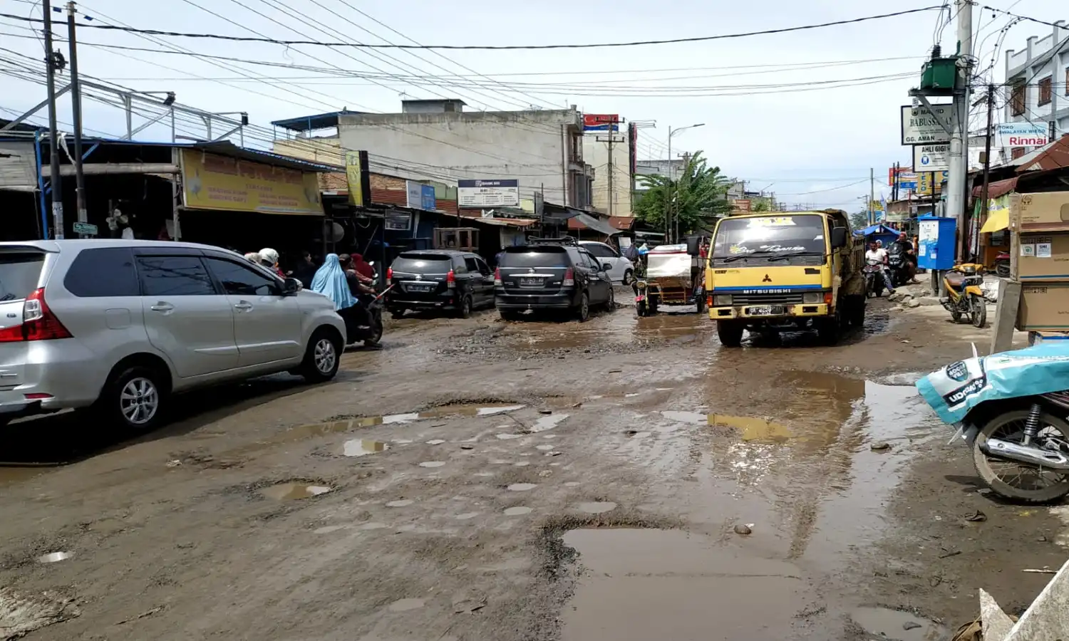 Warga Marelan Keluhkan Jalan di Pasar V yang terus-menerus Rusak