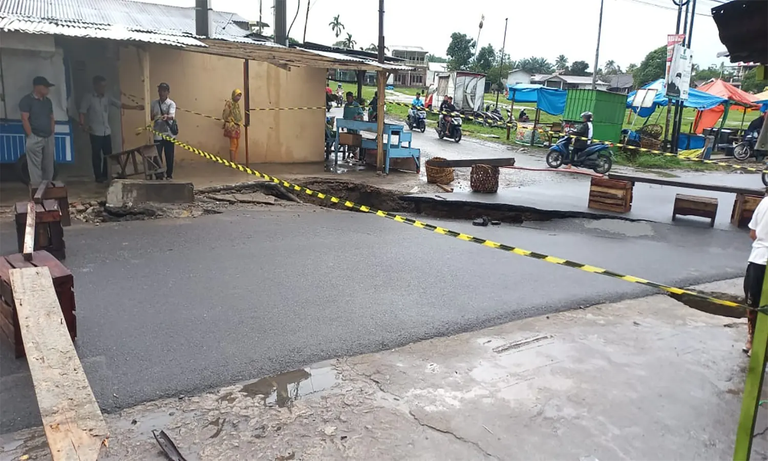 Jalan Amblas, Aktivitas Masyarakat dan Pengguna Jalan Terganggu