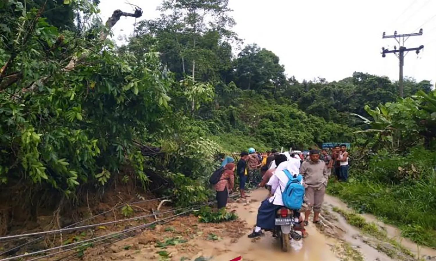 Jalinsum di Tapsel Tertimbun Longsor, Arus Lalu Lintas Macet Total
