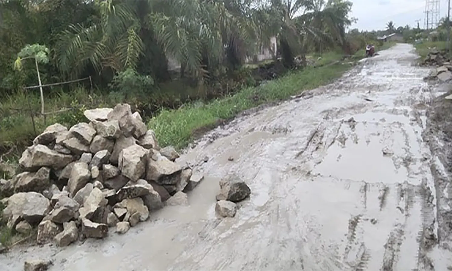 Akhirnya! Pemkab Batu Bara Perbaiki Jalan Rusak yang Dibangun Kuburan Oleh Warga