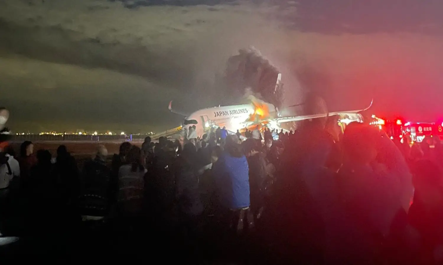 Detik-detik Terbakarnya Japan Airlines di Bandara Haneda