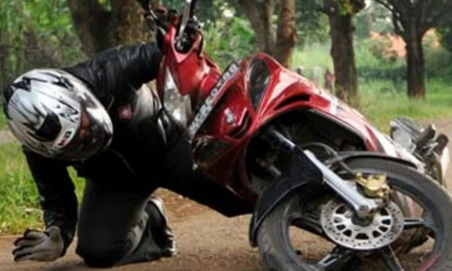 Hindari Resiko Fatal, Ini Sikap yang Tepat saat Jatuh dari Motor 