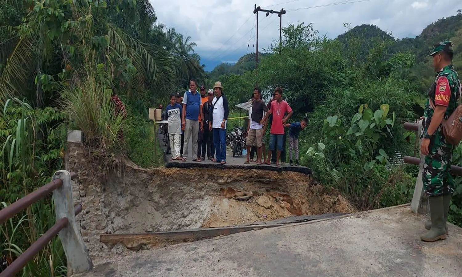 Jembatan Ambruk Dihantam Luapan Sungai, Akses 9 Desa di Paluta Lumpuh
