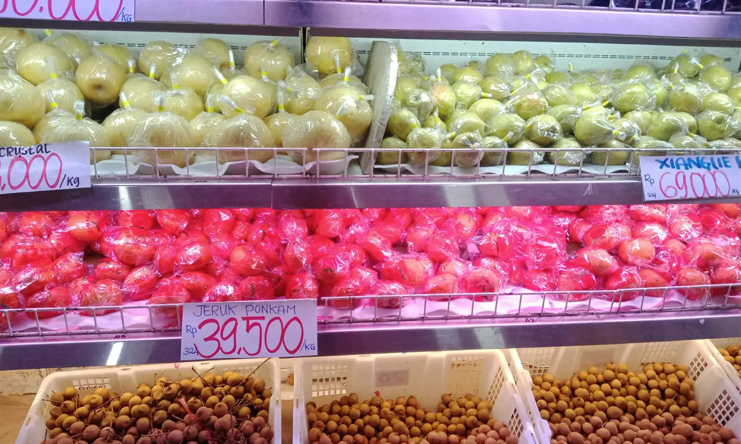 Jelang Imlek, Masyarakat Serbu Beli Apel dan Jeruk