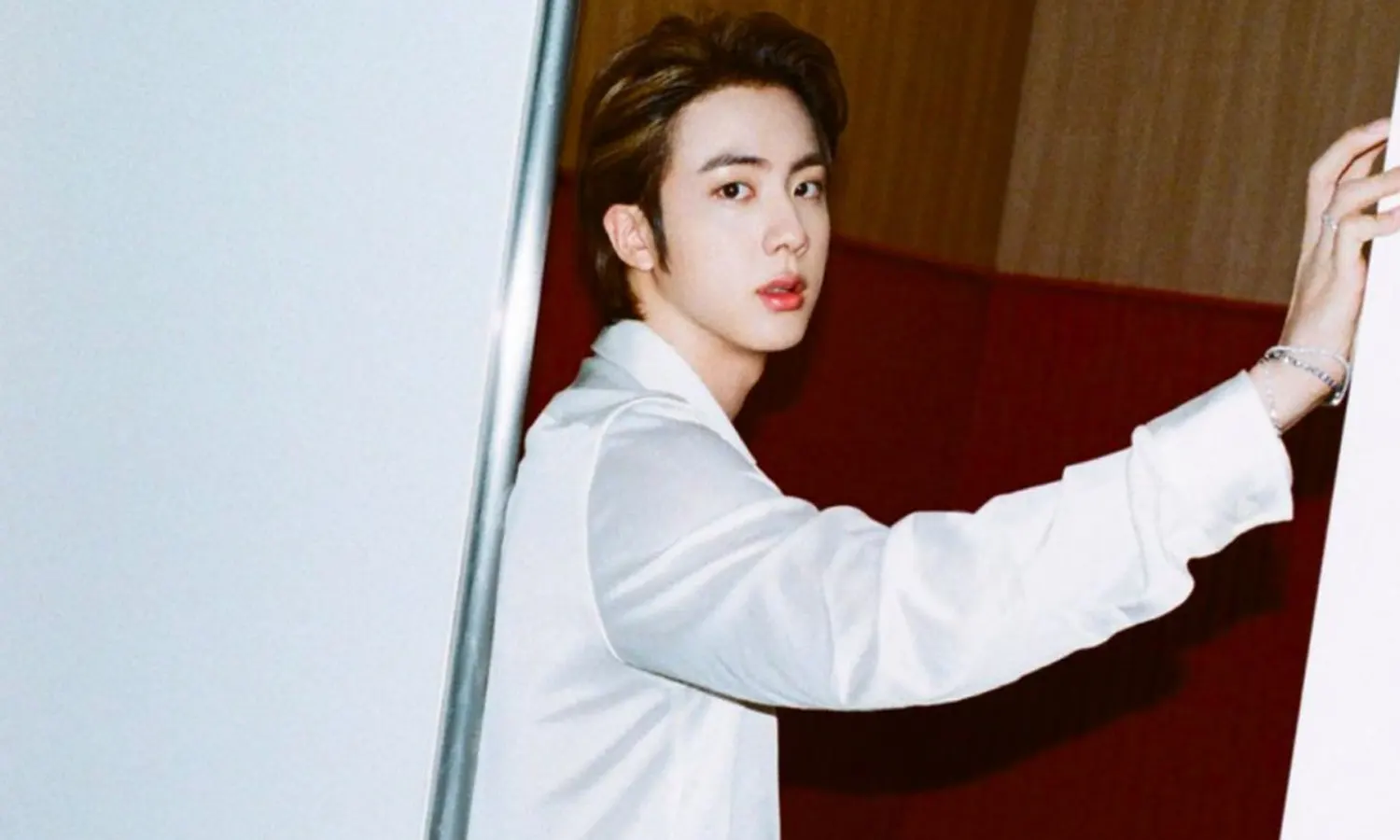 Akan Jalani Wajib Militer, Jin BTS Tulis Pesan Menyentuh untuk Army