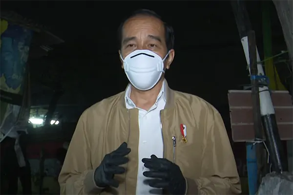Bikin Kaget, Jokowi Bagi-bagi Sembako dan Paket Obat Malam-malam