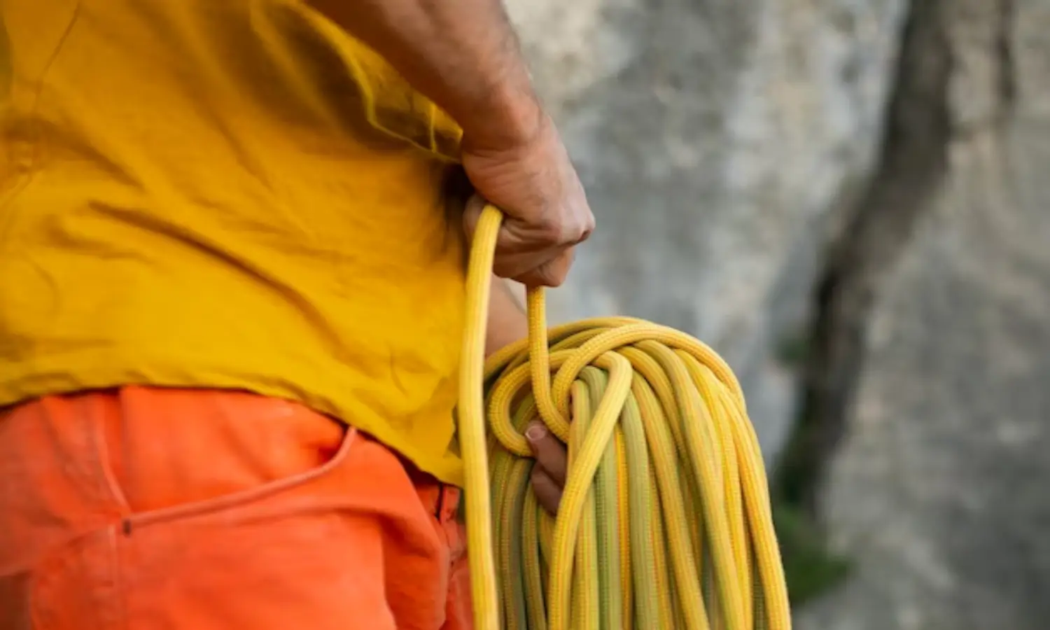 Kembali Terulang! Pengendara Sepeda Motor Terjerat Kabel Fiber Optik di Jakarta