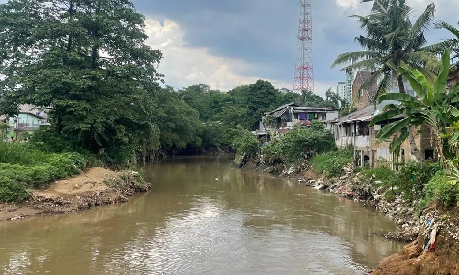 Ternyata Ini Alasan Warga di Bantaran Kali Ciliwung Tidak Ingin Dipindah ke Rusun