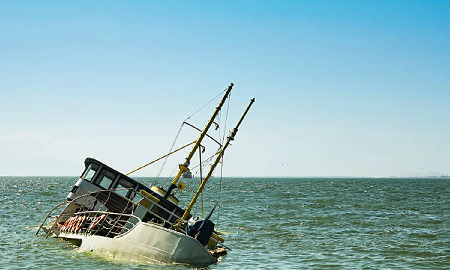 Angin dan Ombak Kencang, Kapal Pengangkut BBM Tenggelam di Pulau Morotai