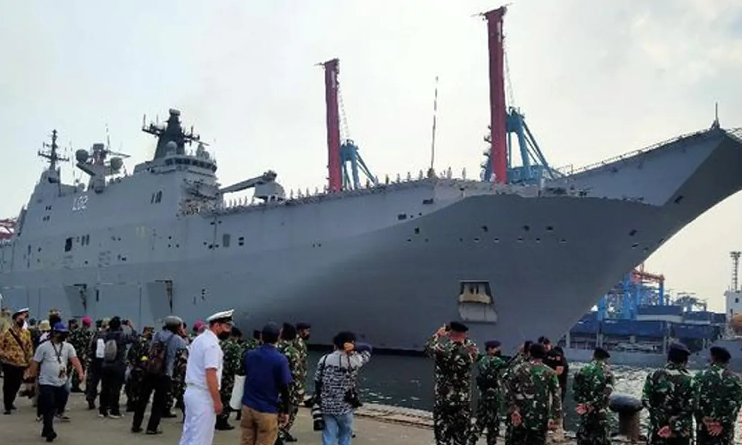 Kapal Perang Terbesar Australia HMAS Canberra Berlabuh di Tanjung Priok