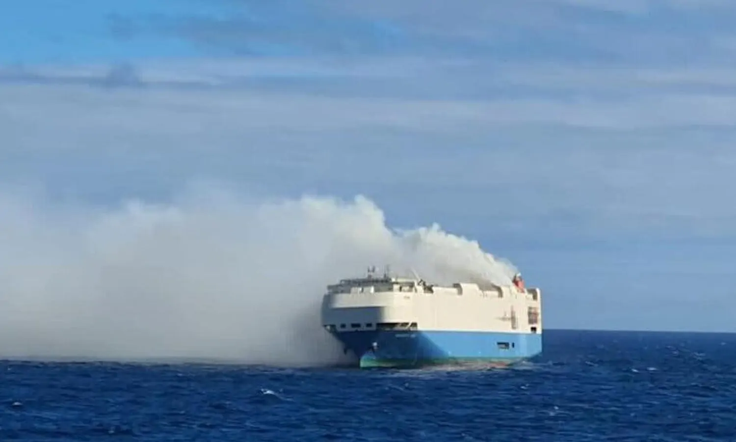 Nahas, Kapal Angkut Ribuan Mobil Mewah Terbakar di Tengah Laut