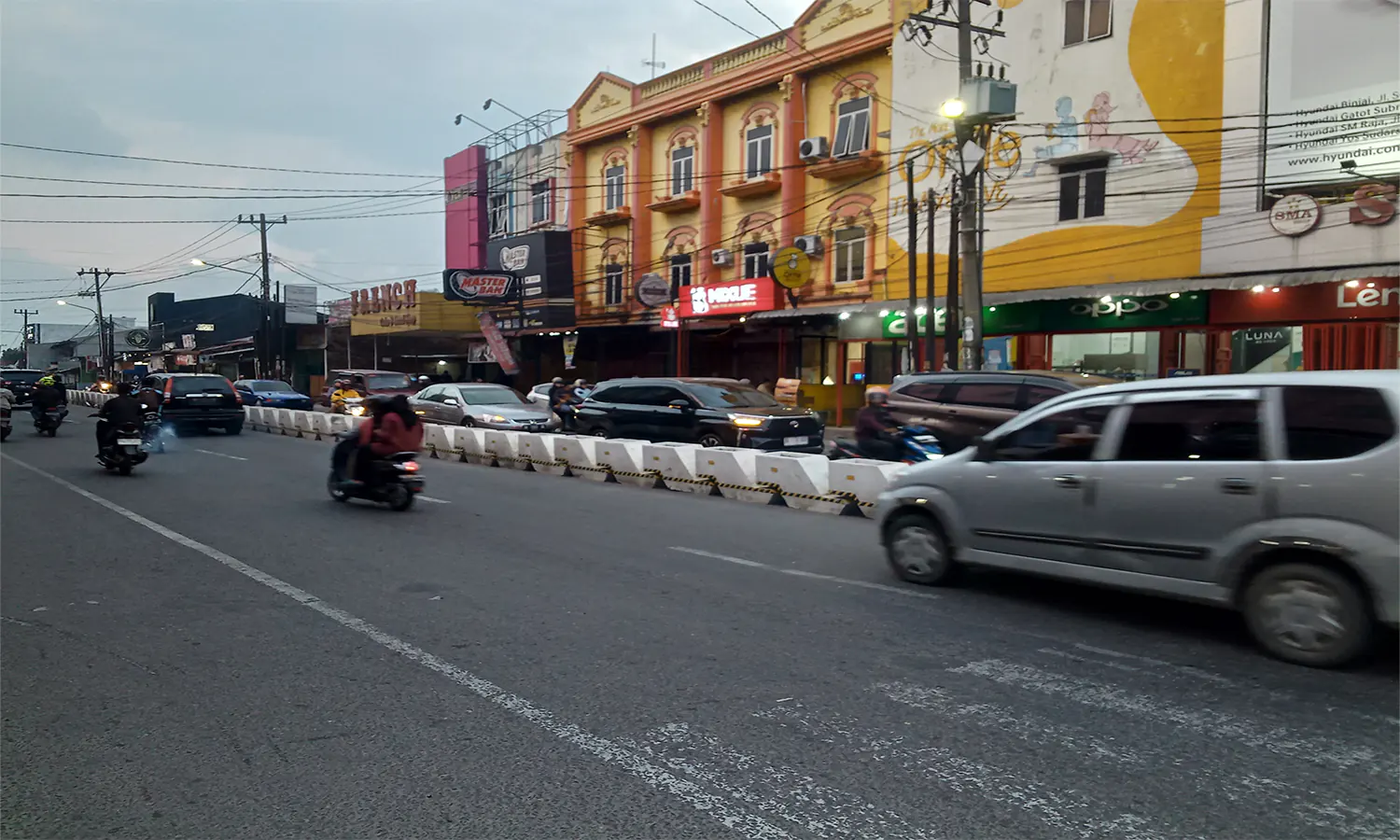 Masyarakat Protes Pemasangan Pembatas di Sepanjang Â Jalan Karya WisataÂ 