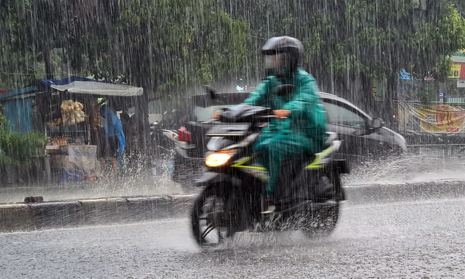 3 Barang yang Perlu Dibawa Pengendara Motor Saat Musim Hujan