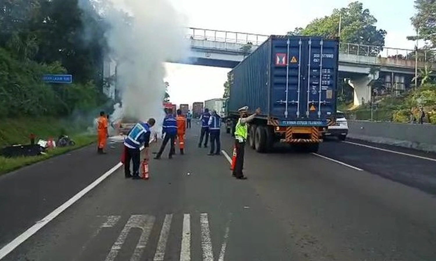 Mobil Sedan Ludes Terbakar di Tol Cipularang