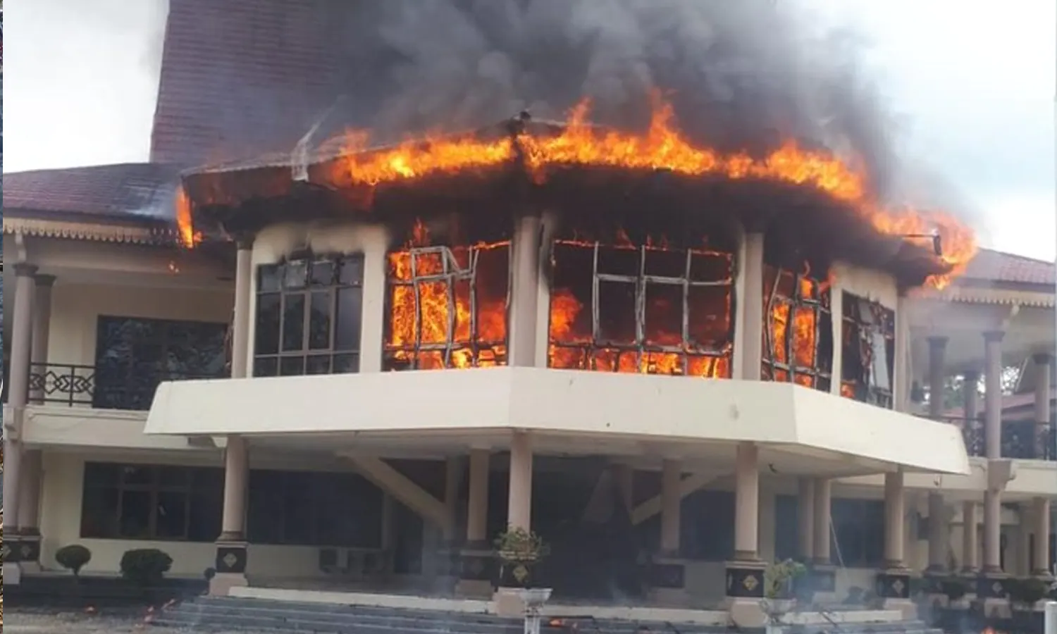 Kantor DPRD Indragiri Hulu Terbakar, Api Membara di Lantai II Gedung