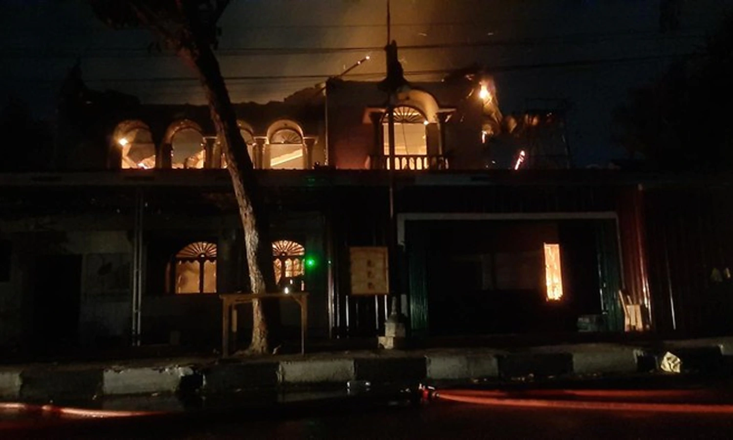 Rumah Mewah Terbakar, Puluhan Kucing Beserta Barang Antik Hangus