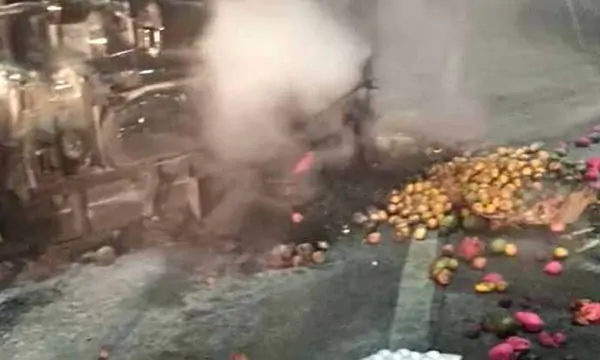 Mobil Pengangkut Buah Kecelakaan di Medan, Sopir Hangus Terbakar