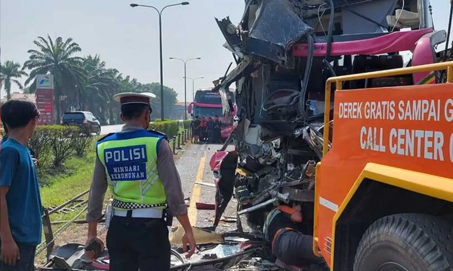 Tabrakan Beruntun Bus Pariwisata di Tol Tangerang-Merak, 1 Orang Tewas, belasan luka parah