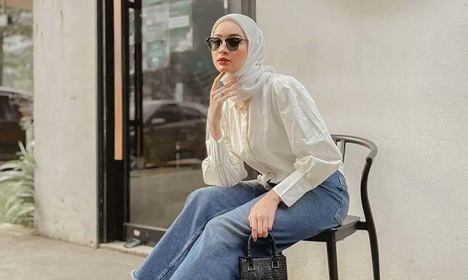 12 Inspirasi OOTD Kemeja Putih yang Bikin Kamu Tampil Stylish dan Memukau